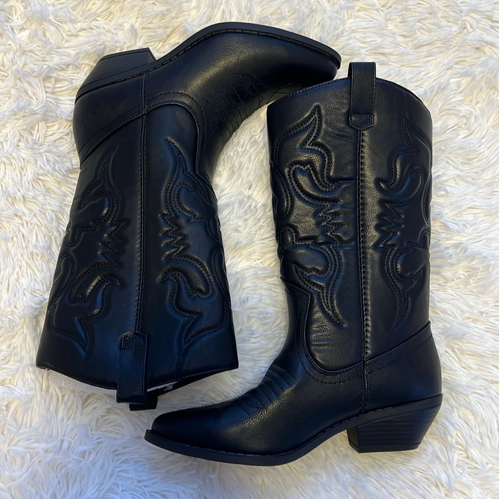 SODA Female, Cowboy boots! Size 7.5 US
Never worn